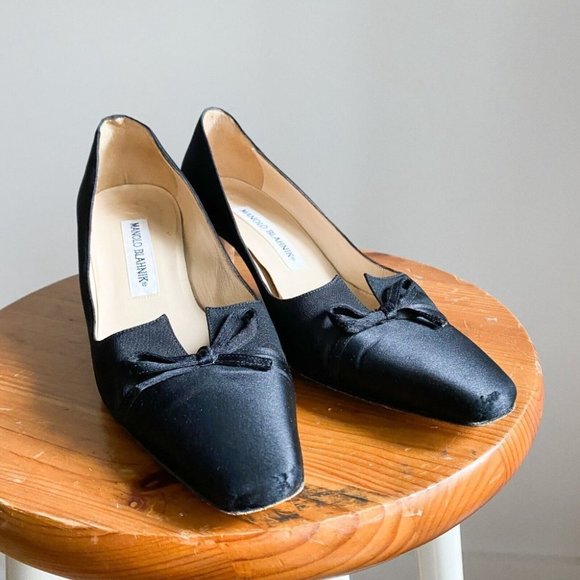 Vintage Manolo Blahnik Black Satin Classic Kitten Heel Heels w Bow Accent 37 - Picture 3 of 11